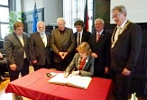 Eisenachs Oberbürgermeisterin Katja Wolf trägt sich ins Goldene Buch der Universitätsstadt Marburg ein.&nbsp;&copy;&nbsp;Ralf Laumer