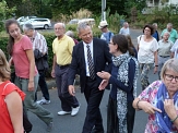 Foto von einer Gruppe von Menschen, die mit dem Oberbürgermeister Dr. Thomas Spies einen Spaziergang machen und miteinander reden © Universitätsstadt Marburg