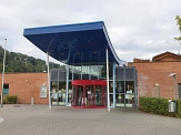 Auch der Eingangsbereich mit der Drehtür wird im Zuge der Sanierungsarbeiten neugestaltet.&nbsp;&copy;&nbsp;Fachdienst Städtische Bäder, Universität Marburg
