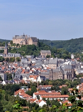 Blick auf Marburgs Sehenswürdigkeiten mit Schloss, Rathaus, Pfarrkirche, Alte Universität © Georg Kronenberg