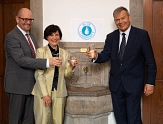 OB Dr. Thomas Spies (r.) und Stadtwerke-Geschäftsführer Dr. Bernhard Müller prosten Christa Heck, Geschäftsführerin der Allianz der öffentlichen Wasserwirtschaft (AöW) aus Berlin, mit Leitungswasser aus dem Rathaus zu.&nbsp;&copy;&nbsp;Stadt Marburg, Patricia Grähling