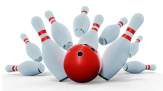 Eine rote Bowlingkugel wirft die 10 Kegel um © Pixabay, Master Tux