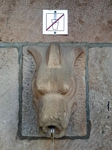 Brunnen am Hirschberg mit laufendem Wasser und Symbol "kein Trinkwasser"&nbsp;&copy;&nbsp;Universitätsstadt Marburg, Birgit Heimrich