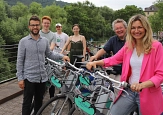 Bürgermeisterin Nadine Bernshausen (rechts) besucht die nextbike-Station an der Elisabethbrücke.&nbsp;&copy;&nbsp;Lena-Johanna Schmidt, Stadt Marburg
