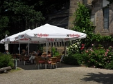 Café im Spiegelslust-Turm, Tische vor dem Turm&nbsp;&copy;&nbsp;Kerstin Hühnlein