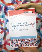 Der dritte Aktionsplan der Stadt Marburg zur EU-Charta für Gleichstellung beinhaltet 47 Maßnahmen und zwölf Schwerpunkte, die dazu beitragen sollen, diskriminierendes Verhalten und diskriminierende Strukturen zu verändern.&nbsp;&copy;&nbsp;Heike Döhn, i. A. d. Stadt Marburg