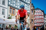 Radrennfahrer in Marburg mit Fachwerkhäusern im Hintergrund. © Deutschlandtour