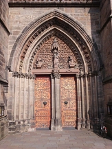 Eingangsportal der Elisabethkirche mit roter Tür © Kerstin Hühnlein