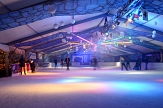 Bild von dem Eispalast mit buntem Licht und Schlittschuhfahrenden © Universitätsstadt Marburg,  Schwarzwäller