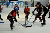 2 junge Spieler*innen kämpfen um den Eishockey-Ball (nein, kein Puck beim Kinder-Eishockey) © Universitätsstadt Marburg