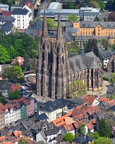 Elisabethkirche aus der Luftperspektive mit Blick auf den Haupteingang © Georg Kronenberg