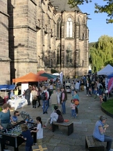 Foto vom Sozialmarkt mit Elisabethkirche im Hintergrund und verschiedenen Ständen © Universitätsstadt Marburg, Kerstin Hühnlein