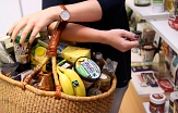 Einkaufskorb mit Fairtrade-Lebensmitteln © Miriam Ersch