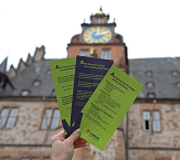 Das Bild zeigt drei Flyer der Antidiskriminierungsstelle in verschiedenen Sprachen.&nbsp;&copy;&nbsp;Lena-Johanna Schmidt, Stadt Marburg