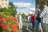 Touristengruppe mit Gästeführer beim Schloss © Henrik Isenberg