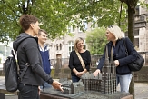 Touristen stehen mit Gästeführerin um das Tastmodell der Elisabethkirche und betasten das Modell © Henrik Isenberg