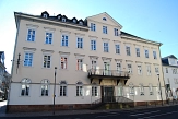 Vorderansicht der Stadtbücherei mit zahlreichen weißen Fenstern, großen Balkon und Vordereingang&nbsp;&copy;&nbsp;Universitätsstadt Marburg