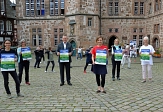 Gemeinsam mit Oberbürgermeister Dr. Thomas Spies werben sie für das offene Bewegungsangebot der Stadt: Rahel Häcker (v.l.), Susanne Hofmann und Linda Noack von der "Gesunden Stadt" sowie Waldbademeisterin Anke Scheld und und Qigong-Trainerin Lilo Hübner.&nbsp;&copy;&nbsp;Simone Schwalm, Stadt Marburg