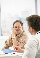 Foto von einem Arzt im Gespräch mit einem Patienten © Shutterstock