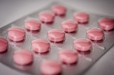 Fotos von einem Blister mit rosa Tabletten&nbsp;&copy;&nbsp;Pixabay