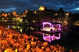Foto vom Hafenfest mit nächtlich beleuchtetem Schlossberg im Hintergrund und im Vordergrund die lila beleuchtete Bühne auf der Lahn und volle Lahnterrassen mit Zuschauern. © Georg Kronenberg