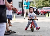 Foto von einem Kleinkind, das einen Helm aufhat und sich mit einem Laufrad fortbewegt © Georg Kronenberg