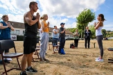 Kleine Bewegungseinheiten für das Büro: Beim Sitzyoga lernten die Mitarbeiter*innen der Stadt gemeinsam mit Oberbürgermeister Dr. Thomas Spies (hinten r.) und Stadträtin Kirsten Dinnebier (hinten l.) wohltuende Bewegungen für die Pause.&nbsp;&copy;&nbsp;Patricia Grähling, Stadt Marburg
