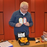 Anschaulich erklärt Andreas Steih-Winkler, Fachmann für Arbeitssicherheit bei der Stadt Marburg, den Laien-Defibrillator.&nbsp;&copy;&nbsp;Thomas Steinforth, Stadt Marburg