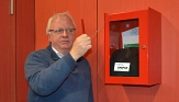 Andreas Steih-Winkler zeigt, wo sich der Defibrillator im Erwin-Piscator-Haus befindet.&nbsp;&copy;&nbsp;Thomas Steinforth, Stadt Marburg