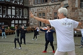 Lilo Hübner leitet das offene und kostenlose Bewegungsangebot "Qigong" auf dem Marburger Marktplatz an.&nbsp;&copy;&nbsp;Simone Schwalm, Stadt Marburg