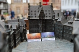 Zwei MarburgPässe sind im Tastmodell des Marburger Rathauses platziert.&nbsp;&copy;&nbsp;Stefanie Ingwersen, Stadt Marburg