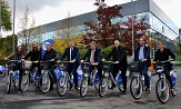 Probieren die fabrikneuen Räder zum Start des „Nextbike“-Systems aus (von links): Alena Fischer und Cornelius Hansen vom AStA, Jochen Friedrich (Leiter Fachdienst Umwelt- und Naturschutz), Oberbürgermeister Dr. Thomas Spies und Bürgermeister Wieland Stötz&nbsp;&copy;&nbsp;Stadt Marburg, Sabine Preisler