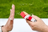 eine Hand reicht eine Zigarettenschachtel, eine Hand von einer anderen Person wehrt die Schachtel ab © Pixabay