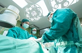 Bild von einem Operation: drei Personen in grüner OP-Kleidung stehen um einen Tisch mit einem Patienten, der operiert wird.&nbsp;&copy;&nbsp;Pixabay