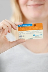 Eine Frau zeigt einen Organspendeausweis&nbsp;&copy;&nbsp;Bundeszentrale für gesundheitliche Aufklärung (BZgA), Köln