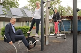 Mehr Bewegung für alle Generationen ermöglichen (v. l.): Oberbürgermeister Dr. Thomas Spies, Laura Müller und Dr. Petra Engel demonstrierten im Georg-Gaßmann-Stadion, wie viel Spaß gemeinsame Bewegung im Alltag macht.&nbsp;&copy;&nbsp;Stadt Marburg, i. A. Heiko Krause