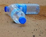 zwei Plastikwasserflaschen liegen auf dem Boden&nbsp;&copy;&nbsp;Pixabay