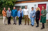 Sie freuen sich gemeinsam mit Stadträtin Kirsten Dinnebier (4. v. l.) darüber, dass die drei Gemeinwesenträger AKSB, BSF und IKJG ihr Angebot der Sozial- und Schuldner*innenberatung mit Unterstützung der Stadt Marburg ausweiten können: (v. l.) Elena Presenza vom IKJG, Luitgard Lemmer vom AKSB, Peter Schmidt von der Stadt Marburg, Matthias Elsas, Eva Braun und Susanne Friedrich sowie Karin Ackermann-Feulner vom BSF.&nbsp;&copy;&nbsp;Thomas Rösser, i. A. d. Stadt Marburg