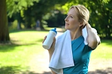 Sportlerin mit Trinkflasche&nbsp;&copy;&nbsp;Adobe Stock