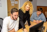 Susanne Friedrich (Mitte) und Eva Braun mit ihrem neuen Kollegen Matthias Elsas für die Sozial- und Schuldner*innenberatung des BSF.&nbsp;&copy;&nbsp;Thomas Rösser, i. A. d. Stadt Marburg