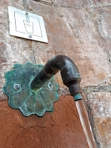 Am Heumarkt sprudelt sauberes Trinkwasser aus einem Hahn.&nbsp;&copy;&nbsp;Stadt Marburg, Birgit Heimrich