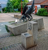 Am Christa-Czempiel-Platz am Richtsberg gibt es ebenfalls frisches Trinkwasser aus einem Brunnen. © Universitätsstadt Marburg