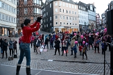 Unter der Anleitung von Aerobic-Trainerin Evelyn Mahla tanzten rund 150 Frauen und Männer auf dem Marburger Marktplatz bei der weltweiten Aktion „One Billion Rising“. Sie setzten damit ein Zeichen für Gleichberechtigung und gegen Gewalt an Frauen. © Nadja Schwarzwäller, i.A.d. Stadt Marburg