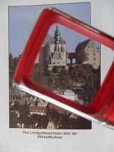 Lupe, die ein Bild vom Schloss vergrößert © Kerstin Hühnlein