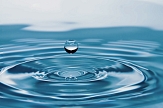 Bild von Wasser in den ein Tropfen eintaucht und einen Kreis im Wasser bildet © Universitätsstadt Marburg, Pixabay